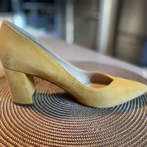 Marc Fisher Women 8.5 Caitlin Yellow Suede Block Heel Pump Shoe Pointed toe